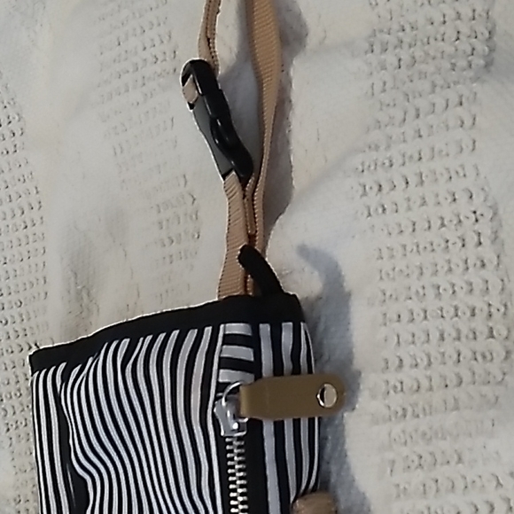 Skip HOP Baby changing pad with  diaper and wipes holder. Has clip to attach to - Picture 9 of 9